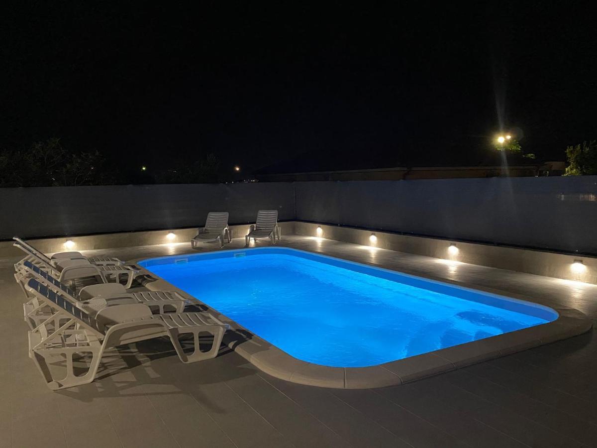 Ukic With A Large Outdoor Swimming Pool